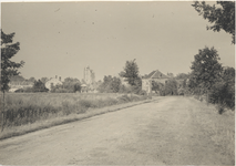 M 3892 Gezicht op Tiel vanaf de Nieuwe Tielseweg. Het huis rechts op de foto stond aan de ingang van de voormalige ...
