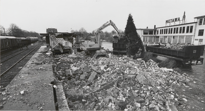 M 3895 In het midden de sloop van de gebouwen van Van Gend & Loos NV. Geheel links het spoor met op de achtergrond ...