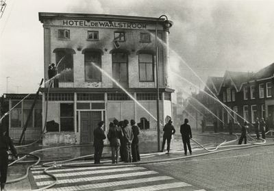 M 39 Brand verwoest het beatcentrum Check Point Charly in het voormalige hotel De Roos (later de Waalstroom) in de ...