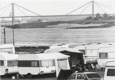 M 3908 Caravans op nieuwe kade. Op de achtergrond de Waalbrug