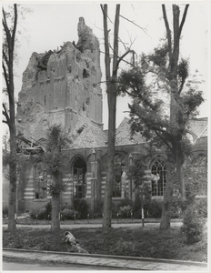 M 3923 De rechterzijgevel en toren van de St. Maartenskerk die in de 2e Wereldoorlog werd kapotgeschoten. Voor de bomen ...