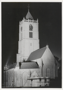 M 3925 Links onderaan de rechterzijgevel van de St. Maartenskerk. In het midden de toren en de achterkant van de kerk. ...