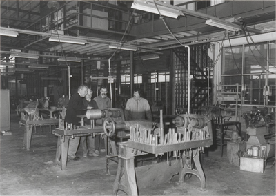 M 3936 Fabriekshal van Metawa, waarschijnlijk twee heren van de directie en twee werknemers die in overleg zijn