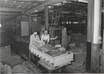 M 3937 Fabriekshal van Metawa, twee werknemers die aan het werk zijn