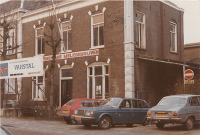 M 3945 Voormalige Melkinrichting en Zuivelfabriek N.V.verenigde melkbedrijven Stationsstraat 24. Geheel rechts het ...