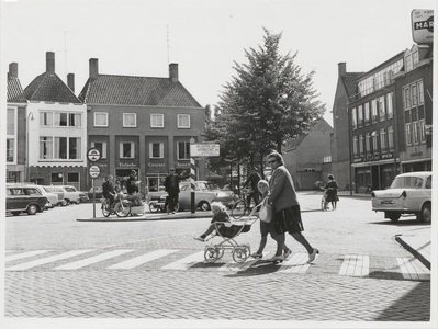 M 3951 Op de voorgrond het zebrapad in de Voorstad. Links de parkeerplaats op de Markt. Rechts de Damstraat. Rechts ...