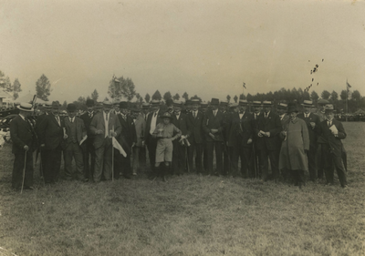 396 Paardenconcours op het Theoleveld. tiende van links is Ridder van Rappard. Tiel, 1920-1930.