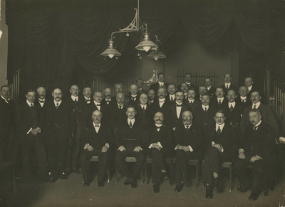 397 Bijeenkomst in de zaal van de Buitensocieteit. Tiel, 1920-1930.
