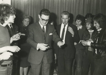 M 403 Burgemeester dr. G.W.B. Borrie opent het nieuwe theehuis De Haai . Het is bedoeld als trefpunt voor jongeren. ...
