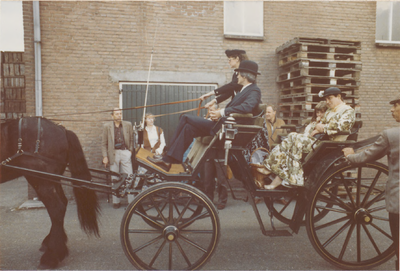 M 4068 Een van de leden van Het Aangespannen Paard . De Paardensportvereniging verlaat het terrein van de Veiling Septer