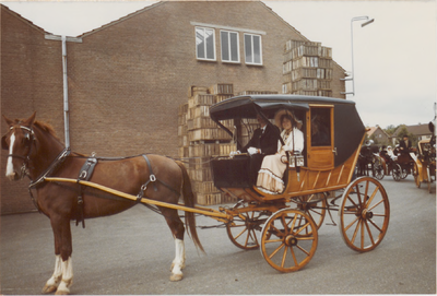 M 4070 Lid Het Aangespannen Paard . .De rijvereniging verlaat het terrein van Veiling Septer