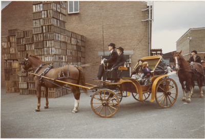 M 4077 Een lid van het Aangespannen Paard . De rijvereniging verlaat het terrein van Veiling Septer