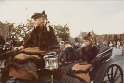 M 4079 Een lid van Het Aangespannen Paard . De rijvereniging verlaat het terrein van de Veiling Septer