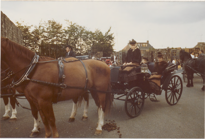 M 4080 Een lid van Het Aangespannen Paard . De rijvereniging verlaat het terrein van de Veiling Septer