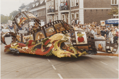 M 4099 De corsowagen van Drumpt: 25 jaar Vierstromenland in Fruit en Beeld . De foto is genomen op de hoek Prinses ...