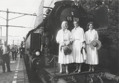 4111 Op de foto de Oogstfee en Hofdames. V.l.n.r.: Jeanine Melchior (hofdame), Christien Rutten (oogstfee), Greetje ...