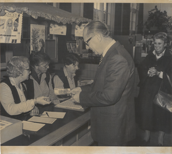 M 4187 Burgemeester Broekens koopt bij de stand op het postkantoor de eerste kinderpostzegels. Rechts mevr. Broekens