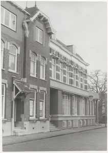 M 4226 Zijkant kantoor Raiffeisenbank Stationsstraat. Het kantoor van de Raiffeisenbank aan de Stationsstraat. De foto ...