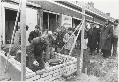 M 4252 Wethouder Grooten metselt een rijtje stenen: het officiele startsein voor de renovatie van acht woningen ...