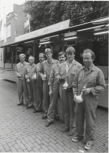 M 4259 Acht medewerkers van Tiels laatste tinfabriekje Rio geven op de braderie een demonstratie