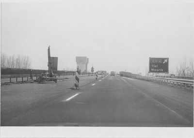 M 4272 Onder het midden de Rijksweg 15 over het nieuw viaduct nabij de Prins Bernhardsluis