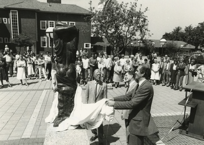 M 428 Burgemeester J. Pop onthult het kunstwerk ter afsluiting van de nieuwbouw van de RSG. Het bronzen beeld van een ...