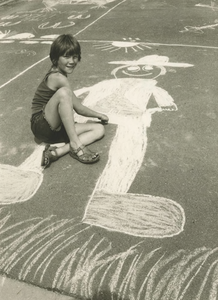 M 430 Op het terrein van de sporthal in Westroyen maken kinderen van 6 t/m 10 jaar straattekeningen. Op de foto Claudia ...
