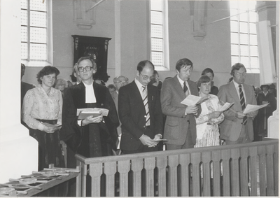 M 4302 In de St. Maartenskerk wordt de bevestiging in dienst trede van ds. H. Woldendorp, de nieuwe predikant van de ...