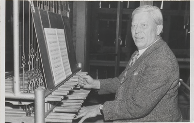 M 4304 Stads beiaardier dhr. Jan van Alphen speelt op het Carillon