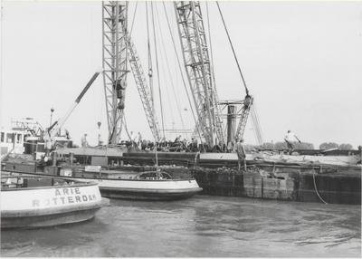 M 4316 Eventueel boven water takelen scheepswrak kraan