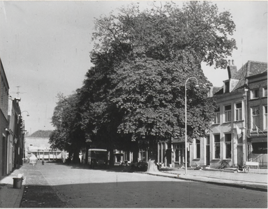 M 4331 Geheel op de achtergrond links de Vismarkt. In het midden bomen