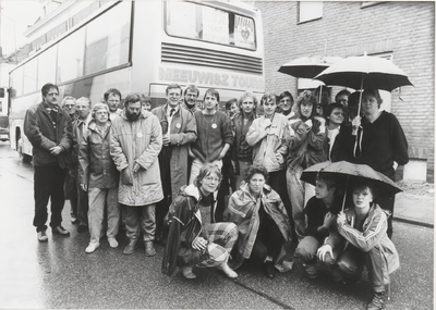M 4334 Dertig Tielse welzijnwerkers gaan met de bus naar de landelijke protestdag Stop de aanslag van Brinkman op het ...