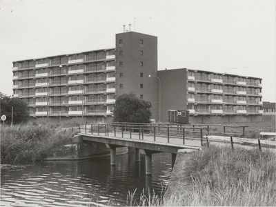 M 4368 De bijna voltooide flats in het bestemmingsplan Tiel-West II B aan het einde van de Wadenoyenlaan. De twee ...