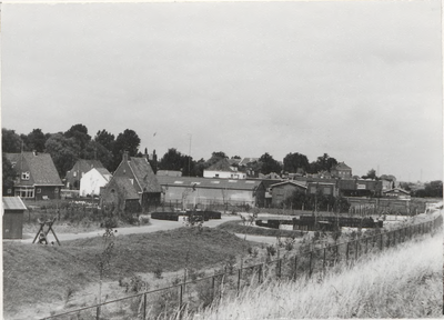 M 4419 Op de voorgrond een gedeelte van de bouw en avonturenspeelplaats aan de Hertog Arnoldstraat. De huizen links op ...