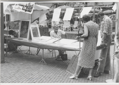 M 4433 Dhr. Warbroek achter zijn schilderijenstand op de Markt tijdens de Franse Week