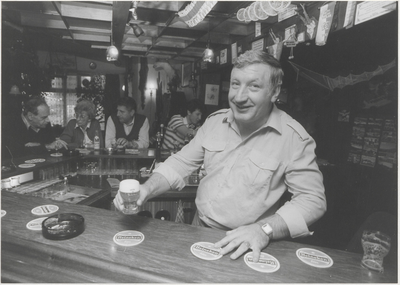 M 4446 Dhr. Leen Meerveld is de eigenaar en de kastelein van cafe De Zwaan in Wadenoyen