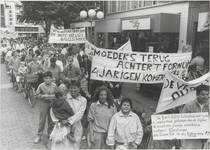 M 4449 Ruim honderd moeders met kinderen lopen mee in de protestmars door de binnenstad van Tiel tegen de ...