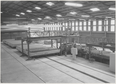 M 4465 De oude vlam oven van Steenfabriek Korevaar aan de Waalbandijk in Zennewijnen is vervangen door een ultramoderne ...