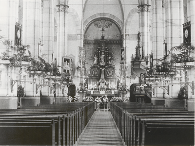 M 4476 Het interieur van de St. Dominicuskerk, die op 8 july 1938 in vlammen is opgegaan