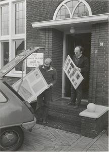 M 4484 Streekarchivaris Wim Veerman (rechts) en adjunct van ganzeveer tot typemachine archivaris Arend Houtkoop slepen ...