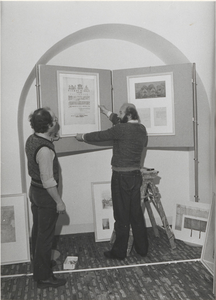 M 4485 Streekarchivaris Wim Veerman (links) en adjunct archivaris Arend Houtkoop zijn in de poortwachterskamer in de ...