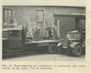 M 449 De veiling Tiel en Omstreken met het zaagtandperron, waaraan de vrachtauto 's geladen worden met het blad de ...