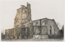M 4495 Ruine St. Maartenskerk. Op de toren van de kerk is een klokkenstoel geplaatst. Op de voorgrond het Kastanjelaantje