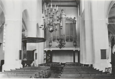 M 4497 Interieur St. Maartenskerk. Links de preekstoel. Op de achtergrond in het midden het orgel. De foto is ter ...
