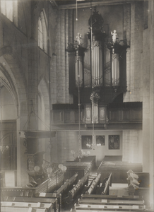 M 4503 Links het preekgestoelte. Rechts op de achtergrond het orgel van de St. Maartenskerk