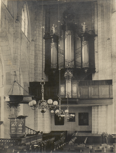 M 4504 Interieur St. Maartenskerk. Links onderaan het preekgestoelte. Rechts op de achtergrond het orgel