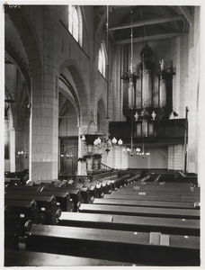 M 4505 Gedeelte van het interieur van de St. Maartenskerk. Op de foto het middenschip van de kerk. Links het ...