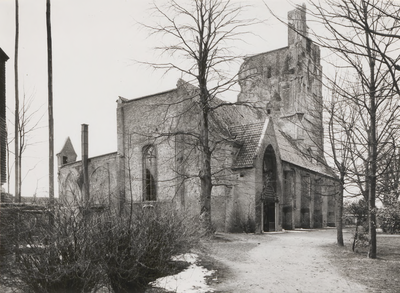 M 4509 Ruine St. Maartenskerk. Rechts de zijingang van de kerk met ervoor het Kerkplein