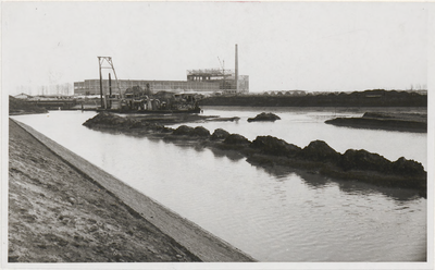 M 4516 Aanleg industriehaven Glasfabriek de Maas . Op de achtergrond glasfabriek De Maas 