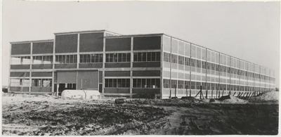 M 4518 De bouw van glasfabriek De Maas nadert haar voltooiing